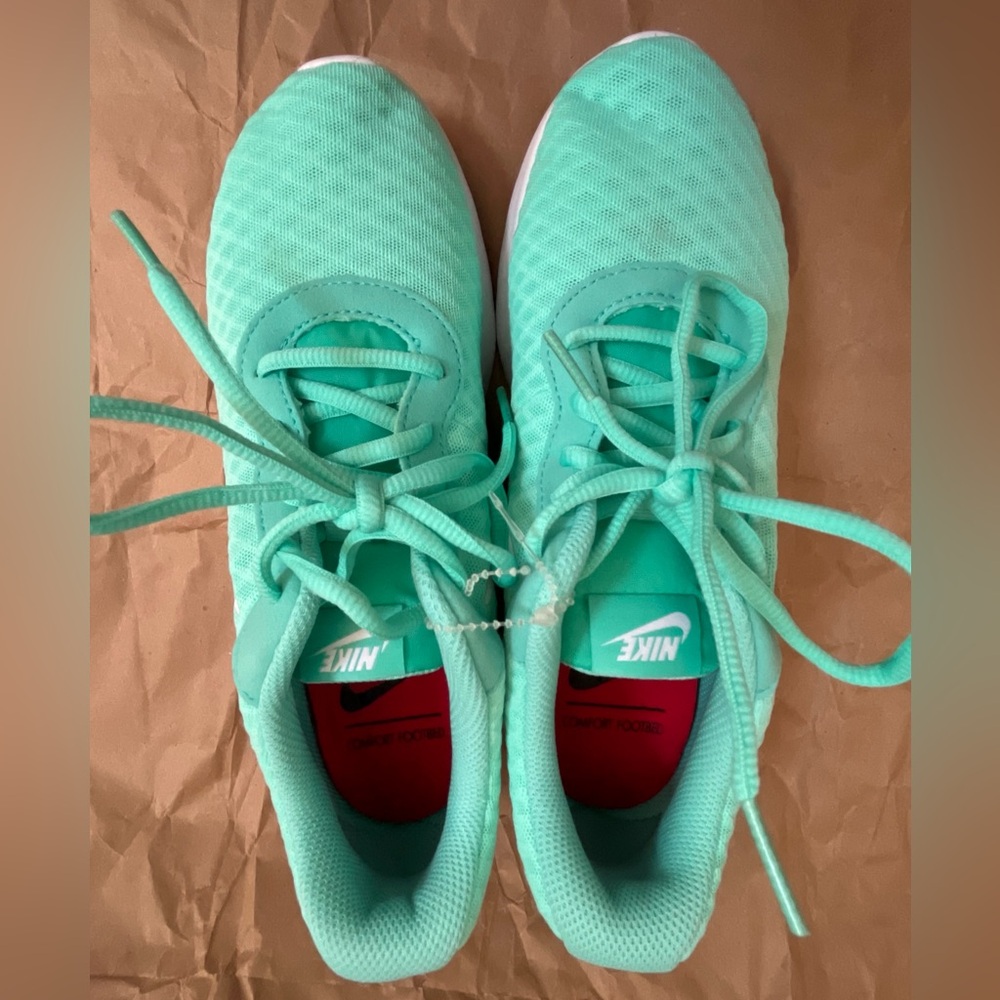 Nike Womens Tanjun SE Hyper Turquoise/White Size 7